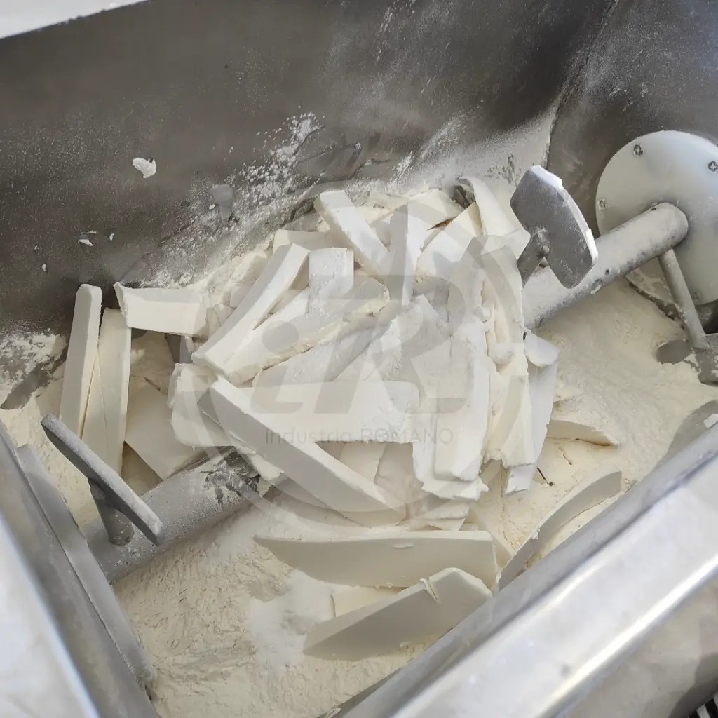 Elaboracion de masa para empanadas con mezcladora romano MEV35R - iR.webp