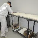 Vista preparando la maquina para corte de tapas empanadas COT403R - iR.webp
